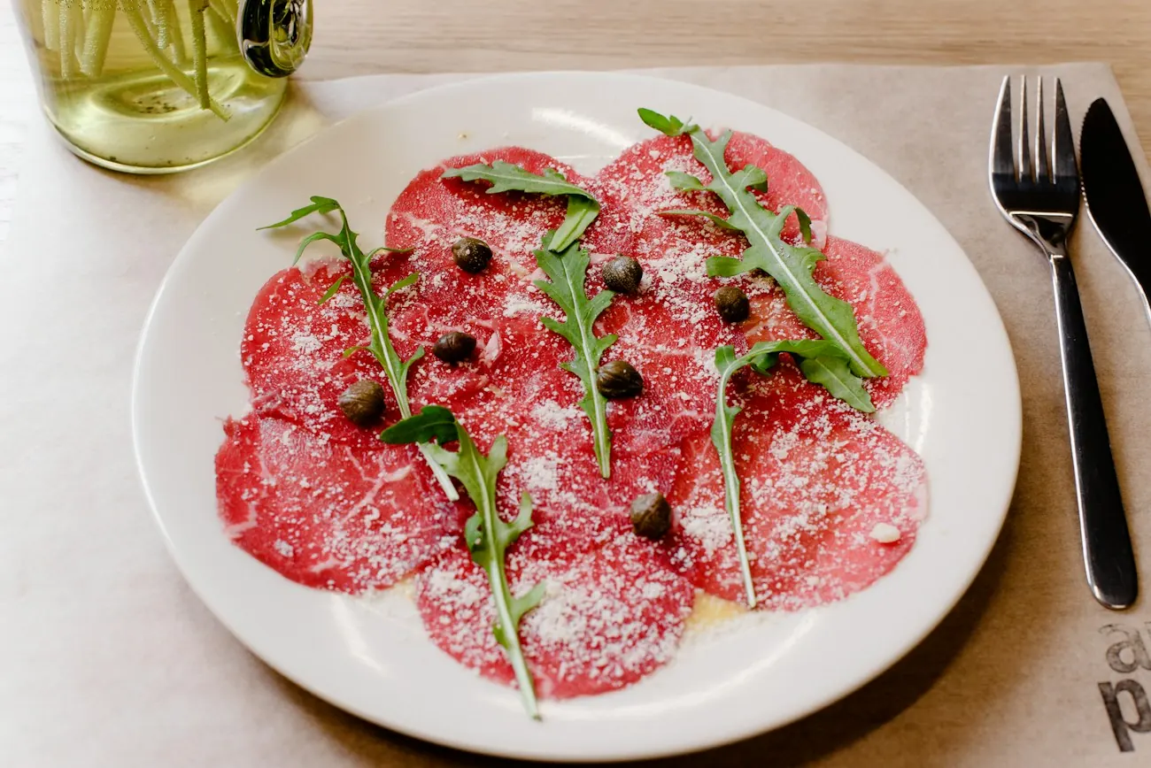 Carpaccio de bœuf, roquette, câpres et parmesan