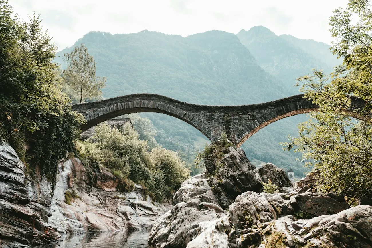 Le pont de pierre en double arche au-dessus de la Verzasca