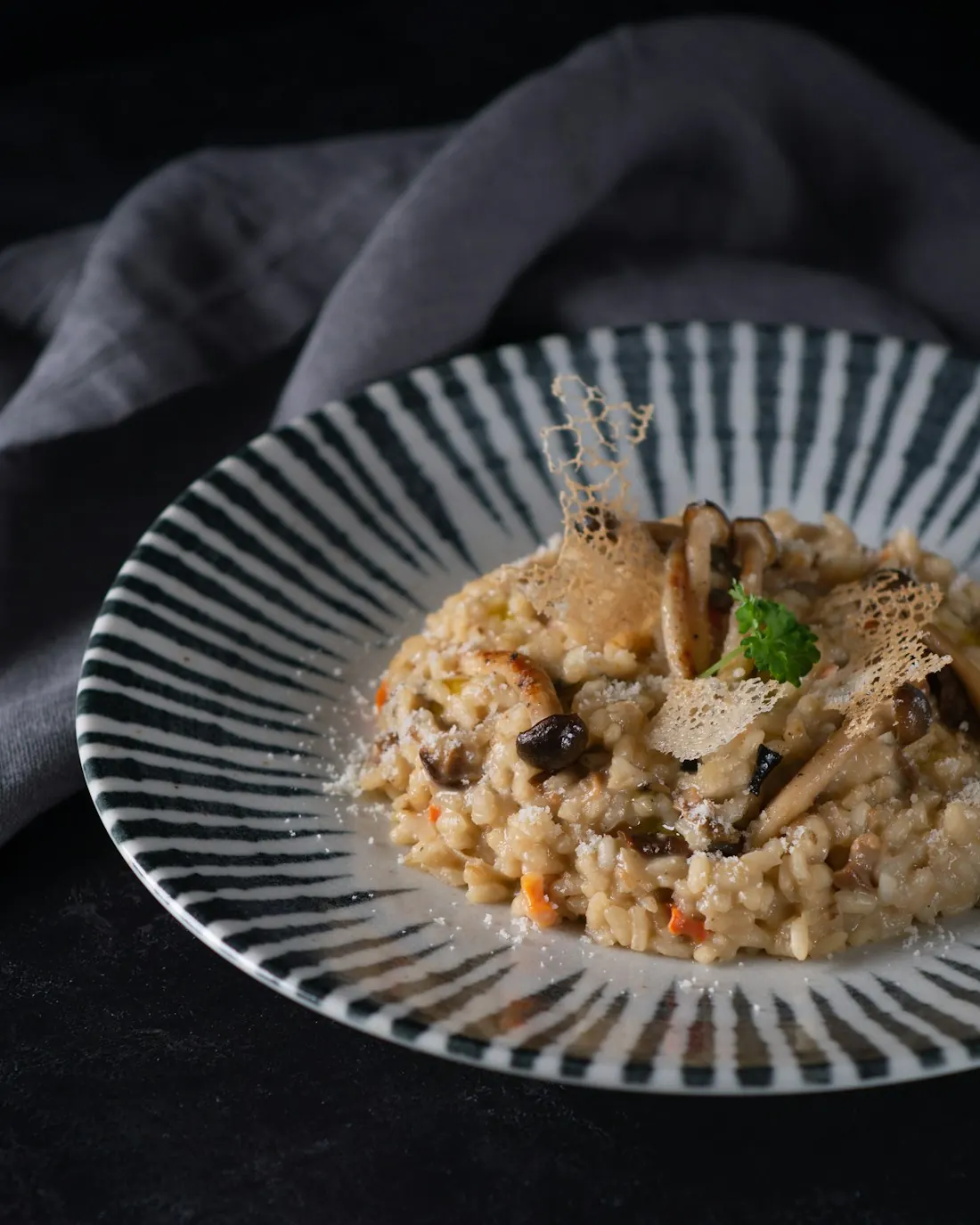 Risotto aux champignons dans une assiette rayée