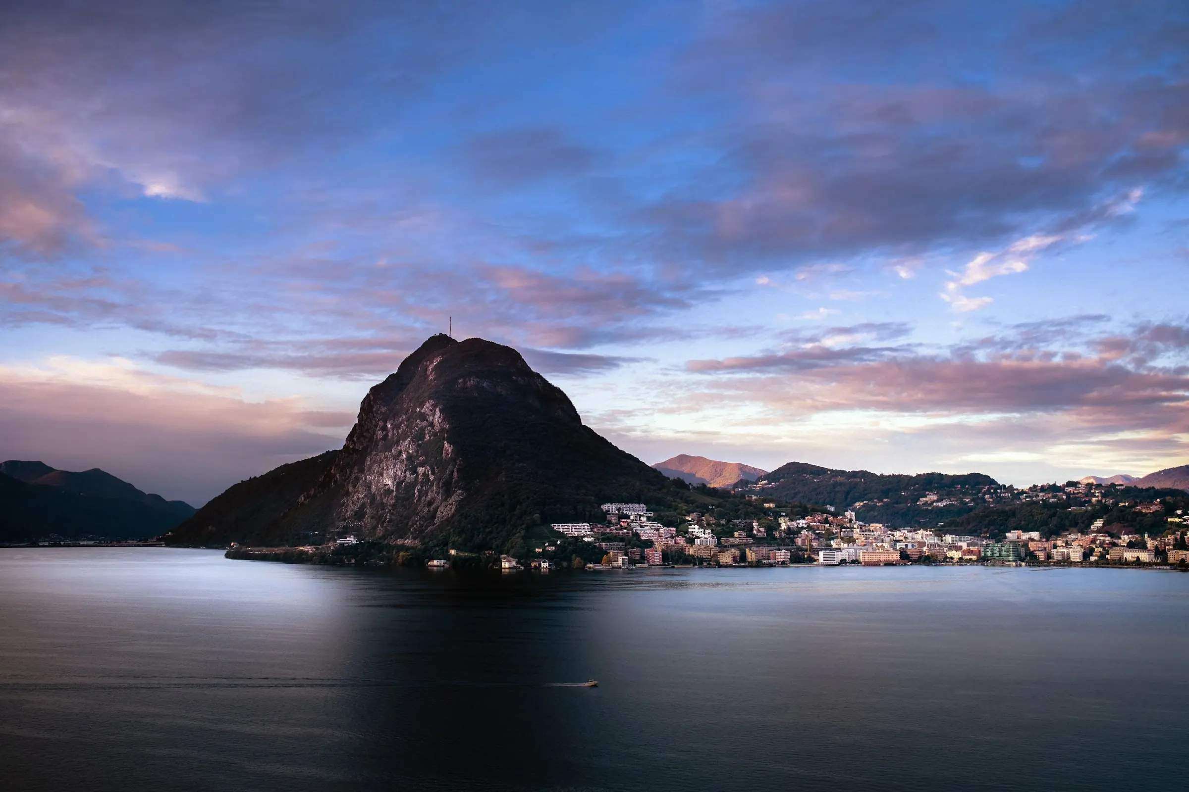 Le lac de Lugano au crépuscule, le Monte San Salvatore devant un ciel rose